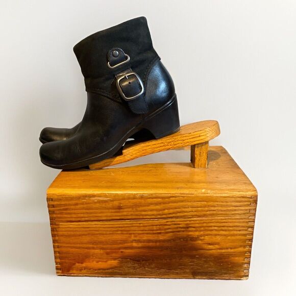 Clarks‎ Women's Bendables Black Leather Suede Side Zip Ankle Boots Size 6.5 - Picture 1 of 8